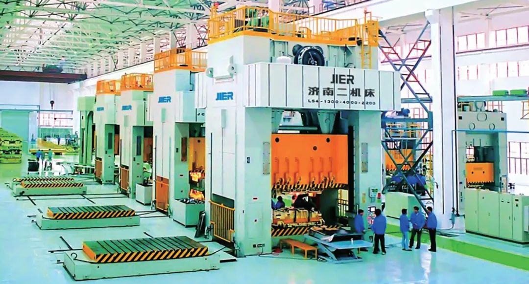 一種緊湊自動(dòng)沖壓線“T 形”移動(dòng)伺服壓力機(jī)工作臺(tái)方案